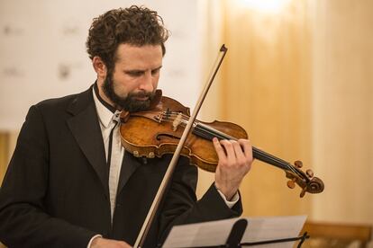 El violinista Ilya Gringolts interpreta a Albéniz durante en la inauguración del torneo de Zúrich