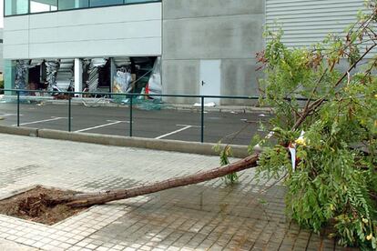 Los efectos se han hecho notar sobre todo en Mollet del Vallés: destrozos en fachadas y sobre todo numerosos árboles y ramas arrancados. La cubierta de una empresa municipal ha volado por los aires y el tejado de un centro cívico ha aparecido en un parque contiguo.