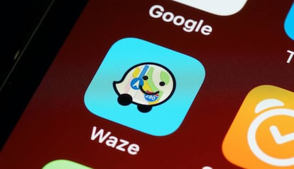 Logo de Apple Maps dentro de Waze.
