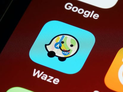 Logo de Apple Maps dentro de Waze.