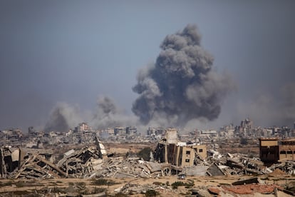 Columnas de humo tras los ataques aéreos israelíes en Ciudad de Gaza