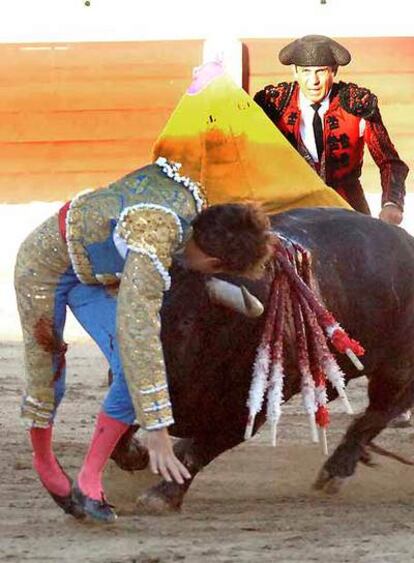 José Tomás, tras ser corneado ayer por su primer toros en la plaza de Linares (Jaén)