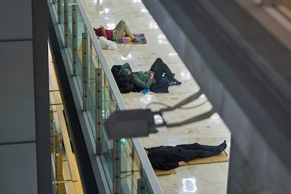 Varias personas duermen en la Terminal 4 del aeropuerto Adolfo Suarez-Madrid Barajas, el 15 de mayo.