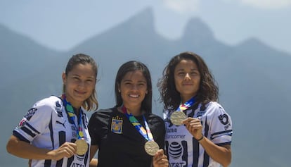 Las futbolistas Monsiváis, Ferral y Bernal.