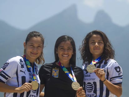 Las futbolistas Monsiváis, Ferral y Bernal.