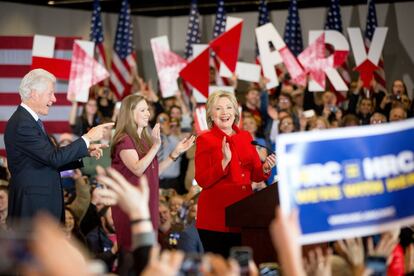 La candidata demócrata Hillary Clinton celebra los resultados junto a su marido, el expresidente Bill Clinton, y su hija Chelsea, a su llegada a la Universidad Drake en Des Moines, en el Estado de Iowa.