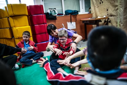 Un grupo de alumnos del centro de educación especial durante la clase de danza. 