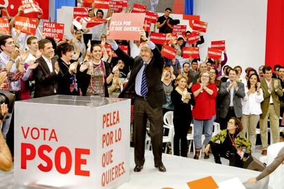 El candidato del PSOE, Alfredo P&eacute;rez Rubalcaba, levanta un cartel con su lema electoral durante el acto de apertura de campa&ntilde;a en Alcal&aacute; de Henares (Madrid).