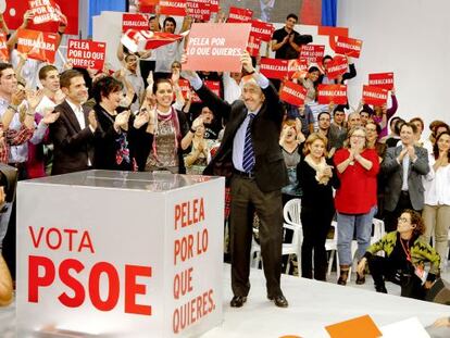 El candidato del PSOE, Alfredo Pérez Rubalcaba, levanta un cartel con su lema electoral durante el acto de apertura de campaña en Alcalá de Henares (Madrid).