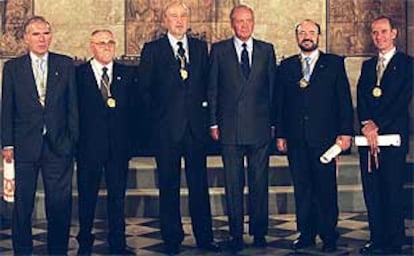 El Rey, junto a los galardonados con los premios Jaume I, en la Lonja de Valencia.