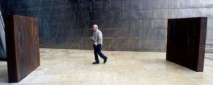 El escultor estadounidense Richard Serra, junto a la obra <i>Plow (Arado</i>), de 1992, instalada en el Guggenheim de Bilbao.