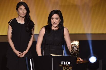 La centrocampista alemana del Wolfsburgo Nadine Kessler habla en el escenario después de recibir el FIFA 2014 World Player del Año.