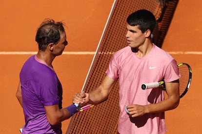 Nadal y Alcaraz, en el Madrid Open del año 2021, su primer enfrentamiento. Ganó el primero.