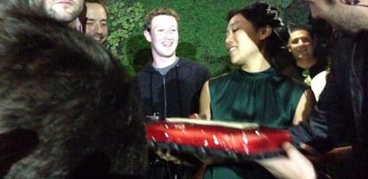 Mark Zuckerberg y su mujer, sujetando la tarta de cumpleaños, en la fiesta de WhatsApp.