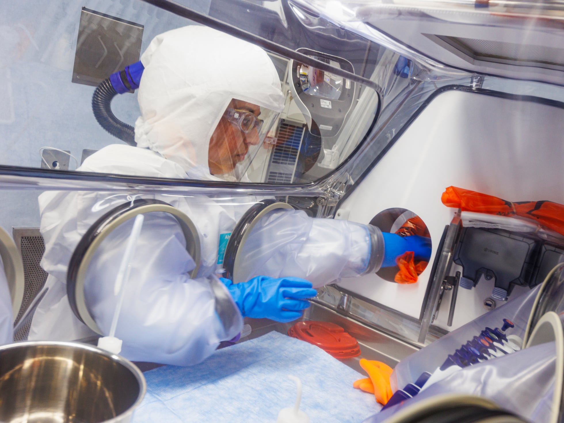 Dentro del primer laboratorio en España de alta bioseguridad: siete 'astronautas' para luchar contra los virus más peligrosos del mundo | Ciencia | EL PAÍS