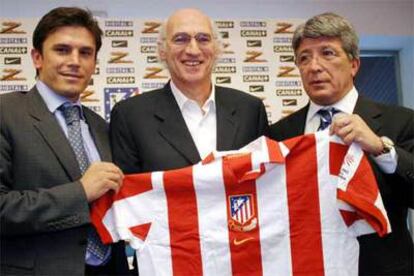 Carlos Bianchi, entre el director deportivo, Toni Muñoz (izquierda), y el presidente del Atlético de Madrid, Enrique Cerezo (derecha), esta tarde en su presentación.