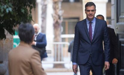 El presidente del Gobierno, Pedro Sánchez, a su llegada a la reunión del Consejo de Ministros en la Llotja de Mar de Barcelona. 