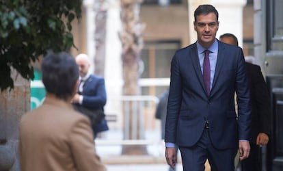 El presidente del Gobierno, Pedro Sánchez, a su llegada a la reunión del Consejo de Ministros en la Llotja de Mar de Barcelona.