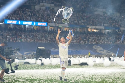 El jugador croata del Real Madrid, Luka Modric, durante la celebración en 2022 en el estadio Santiago Bernabéu de la victoria del equipo madridista en la final de la Liga de Campeones.