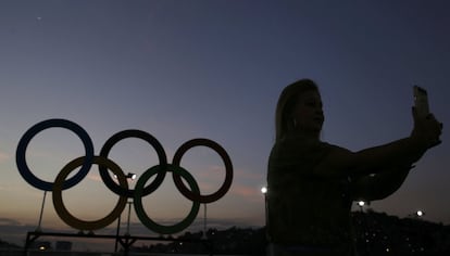2016 Rio Olympics - Opening Ceremony - Maracana - Rio de Janeiro, Brazil - 05/08/2016. A person takes a selfie near the Olympic rings. REUTERS/Shannon Stapleton