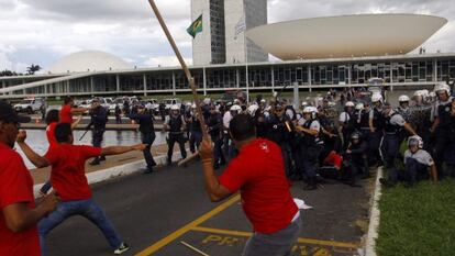 Manifestantes e policiais se enfrentam em Bras&iacute;lia.