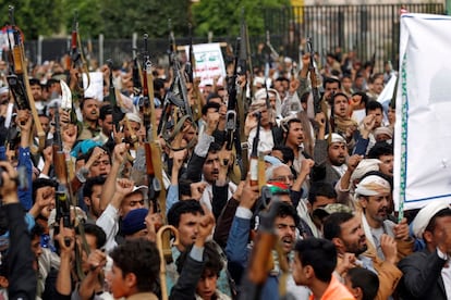 Yemenís hutíes participan en una protesta contra la decisión de EE.UU de mover su embajada de Tel Aviv a Jerusalén, el 15 de mayo de 2018,  en Sanaa. 