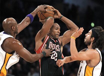 Los angelinos pelean un balón con Michael Redd en la victoria ante los Bucks
