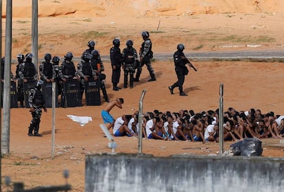 Ação policial durante contagem dos detentos nesta terça, 24. Desde o motim do dia 14, essa foi a primeira vez que realizou-se a contagem dos internos. O Governo então admitiu que 56 presos fugiram durante os confrontos.