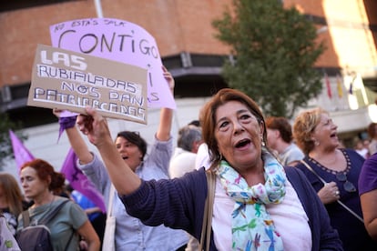 Una mujer levanta una pancarta, este lunes, durante la manifestación convocada en Callao contra Rubiales.