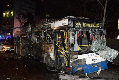 Estado del autobús tras el atentado. El atentado o ha causado al menos 27 muertos y 75 heridos, según informó la oficina de la gobernación de la capital turca en un comunicado.