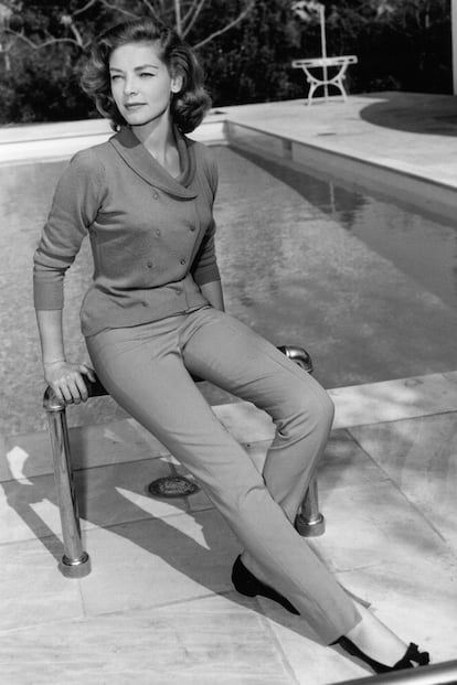 Lauren Bacall. La actriz cuidaba los complementos y convirtió las alpargatas y los zapatos planos en una de sus señas de identidad.
