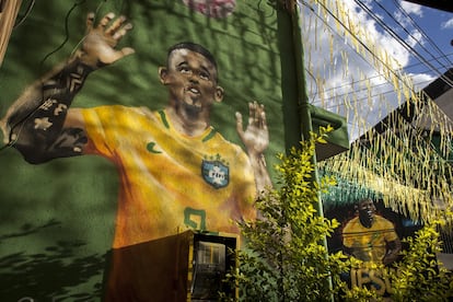 No Jardim Peri, o Gabriel Jesus está em todo lugar. Principalmente em forma de grafite, pintado nos muros das casas