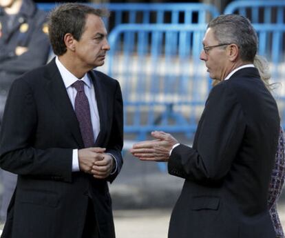 El presidente Rodríguez Zapatero conversa con el alcalde de Madrid, Alberto Ruiz-Gallardón, antes del desfile.