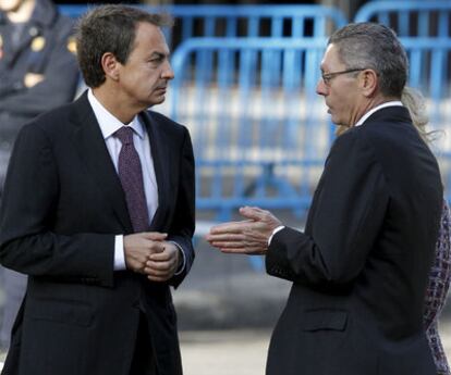 El presidente Rodrguez Zapatero conversa con el alcalde de Madrid, Alberto Ruiz-Gallardn, antes del desfile.