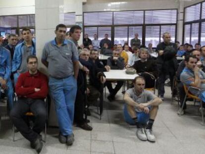 Asamblea de los trabajadores de Roca en la f&aacute;brica de Madrid.