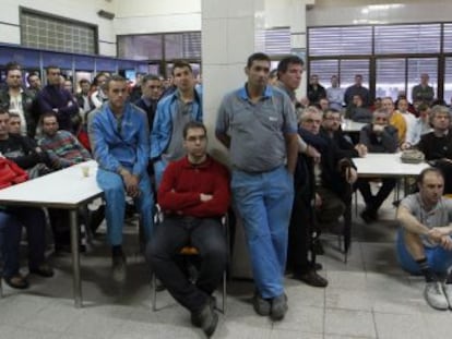 Asamblea de los trabajadores de Roca en la f&aacute;brica de Madrid.