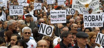 Marea blanca por el centro de Madrid contra la privatización, el pasado febrero.