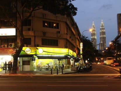 Las Torres Petronas divisadas desde Jalan Raja Laut, en Kuala Lumpur, Malaisia.