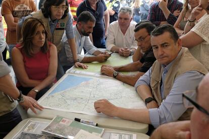 La presidenta de la Junta de Andalucía, Susana Díaz (i), y delegado del Gobierno de España en Andalucía, Antonio Sanz (d), en el puesto de mando avanzado desde donde se están coordinando los efectivos para la extinción del incendio declarado en la noche de ayer en Mazagón (Huelva).