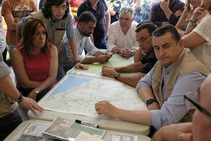 La presidenta de la Junta de Andalucía, Susana Díaz (i), y delegado del Gobierno de España en Andalucía, Antonio Sanz (d), en el puesto de mando avanzado desde donde se están coordinando los efectivos para la extinción del incendio declarado en la noche de ayer en Mazagón (Huelva). 