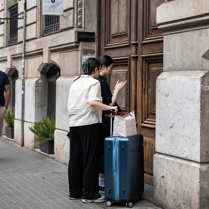 DVD 1218 22/06/2024 - Barcelona - En la imagen dos turistas frente a un portal a punto de entrar en un piso turistico en la Calle Rogerr de Lluria del barrio del Eixample de Barcelona. . Foto: Massimiliano  minocri