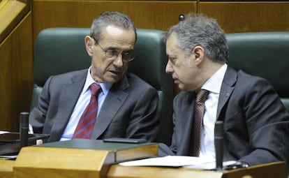 Ángel Toña y el lehendakari hablan en el Parlamento vasco