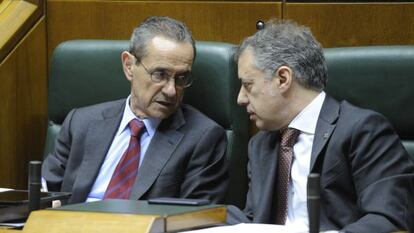 Ángel Toña y el lehendakari hablan en el Parlamento vasco