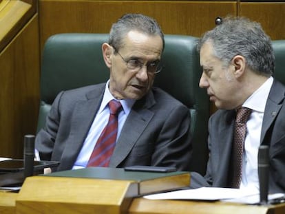 Ángel Toña y el lehendakari hablan en el Parlamento vasco