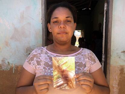 Jane Kelle com a foto filho, Ruan Miguel, que morreu na tragédia.