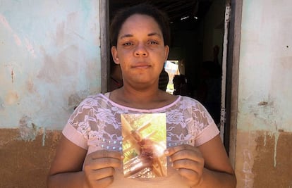 Jane Kelle com a foto filho, Ruan Miguel, que morreu na tragédia.