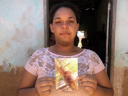 Jane Kelle com a foto filho, Ruan Miguel, que morreu na tragédia.