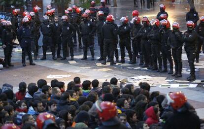 Acampada en San Sebastián en protesta por la detención de seis miembros de Segi el pasado 19 de abril.