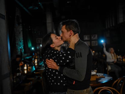 Una pareja se besa en un bar de Kiev durante un apagón, el pasado jueves.