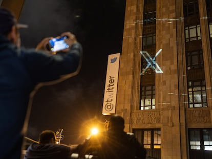 El nuevo logo de Twitter era proyectado la madrugada del lunes en la sede de la compañía en Market Street, en el centro de San Francisco.